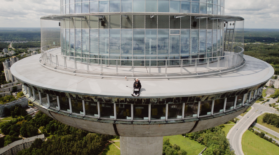 Tomas Dirgėla savo rašymo studiją įkurdino televizijos bokšte