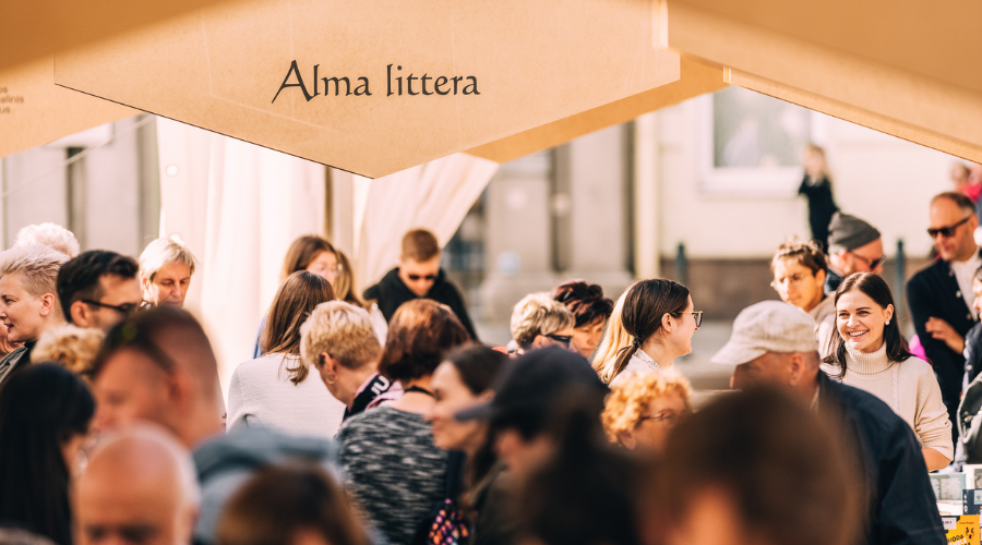 Karštos „Alma littera“ naujienos sostinės Knygų aikštėje: nuo Antarktidos indėnų iki gyvūnėlių kapinių ir teatralizuotų pasirodymų vaikams