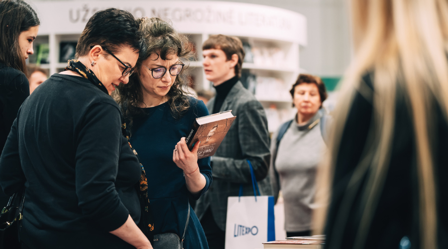 „Alma littera“ naujienos Vilniaus knygų mugėje: iš spaustuvės atkeliavę pasauliniai bestseleriai ir gyvi susitikimai su jų autoriais