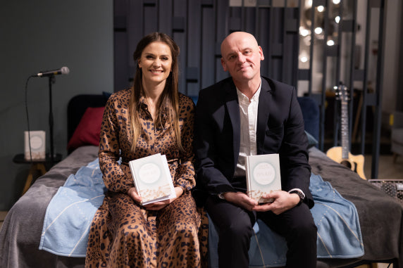 Jurga Šeduikytė savo naują knygą pristatė lovoje su Juozu Gaižausku