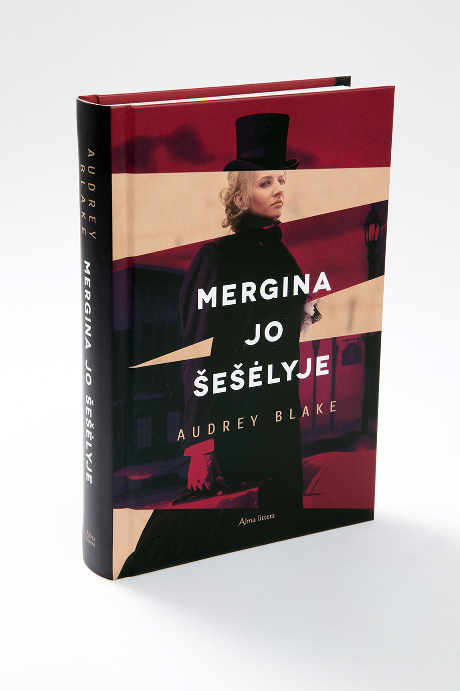 Mergina jo šešėlyje