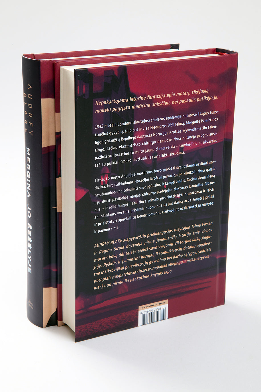 Mergina jo šešėlyje